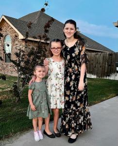 20-Dacey-Young-Kadyn-and-Adelyn-Schuster (1)